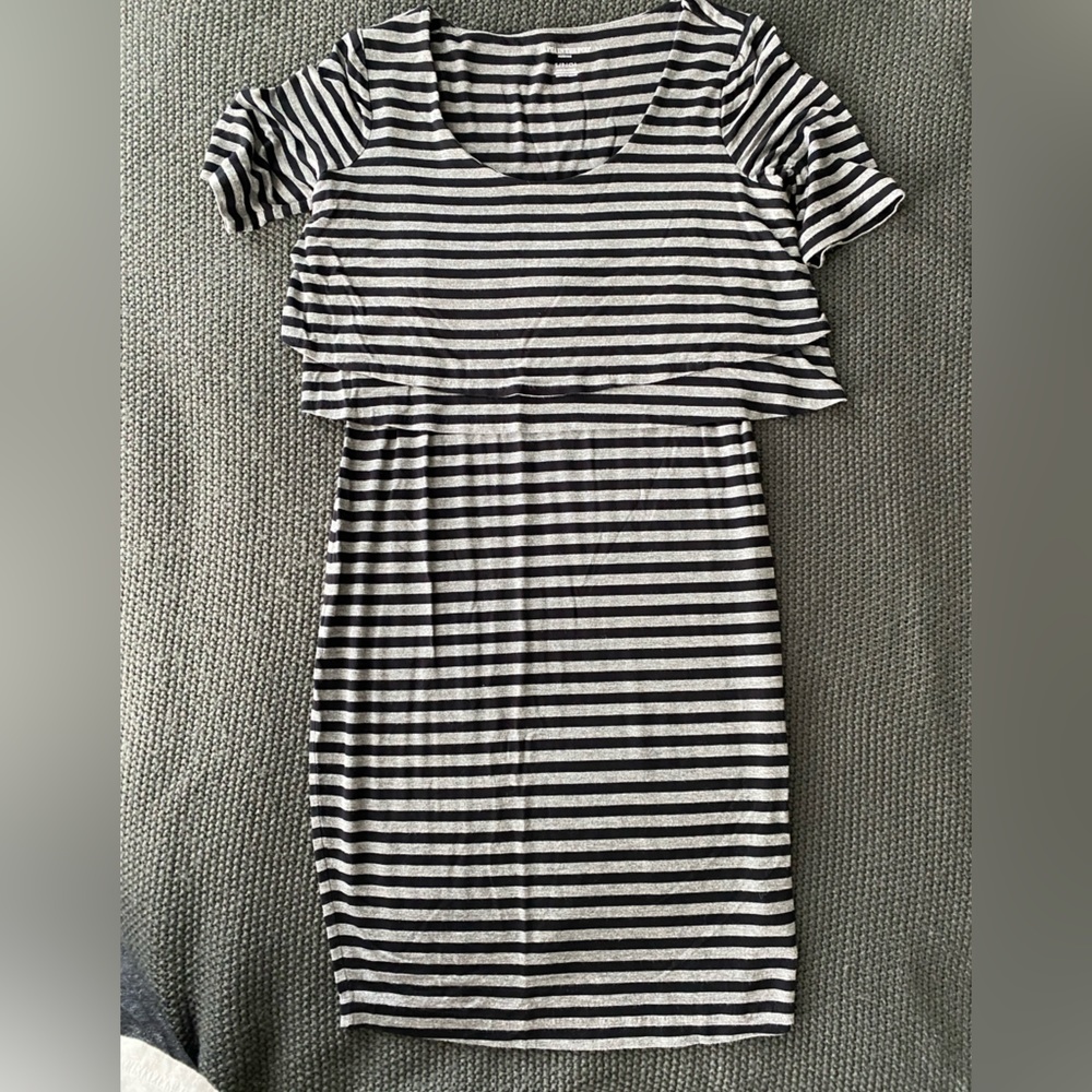 A Pea in the Pod Nursing Dress in size Small
